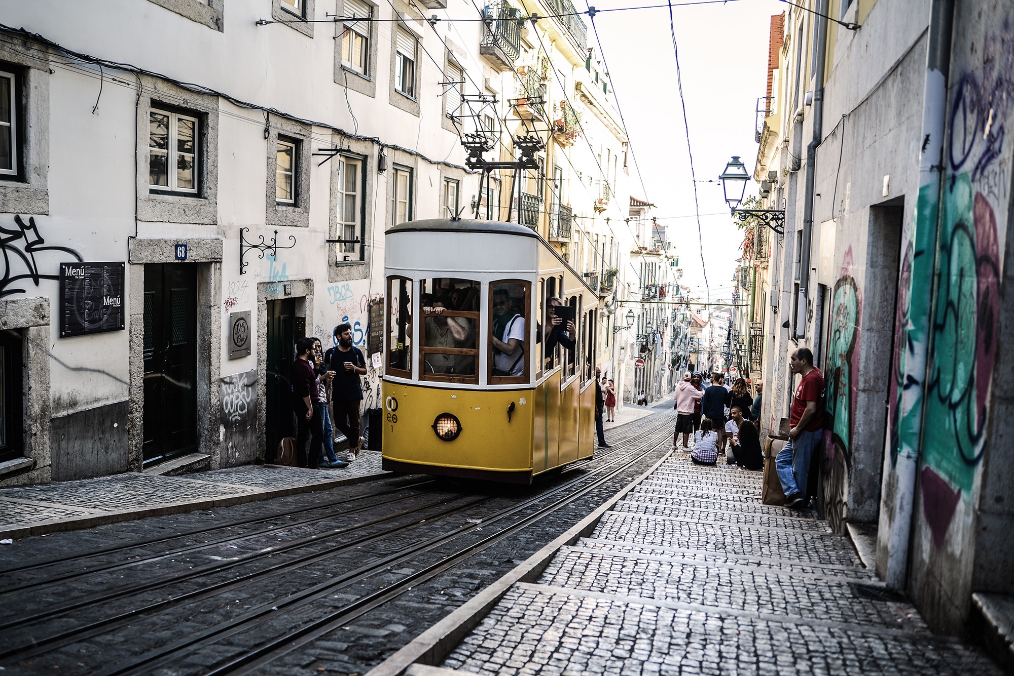 Un tramway jaune à Lisbonne au Portugal