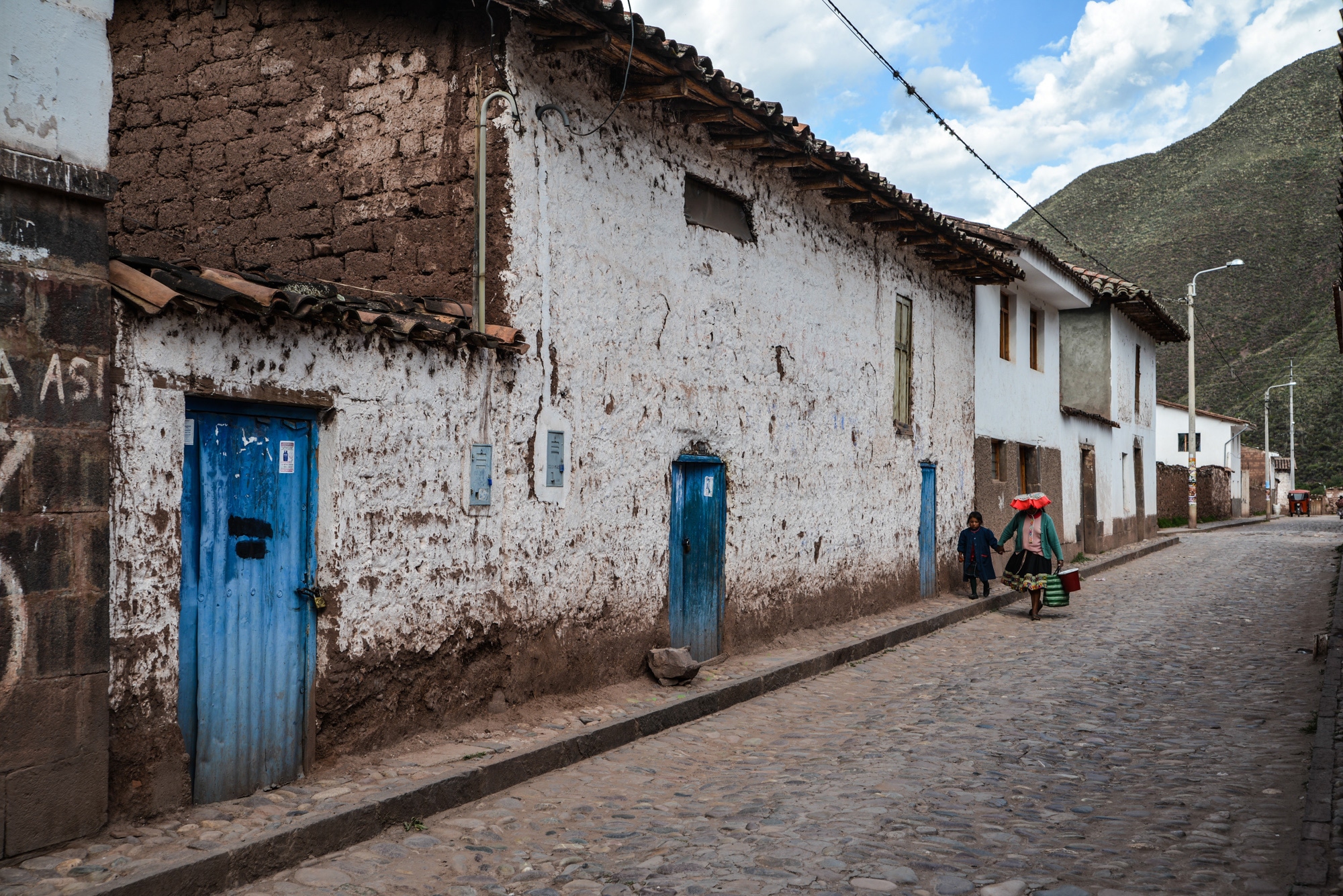 Une rue dans le village de Andahuaylillas au Pérou