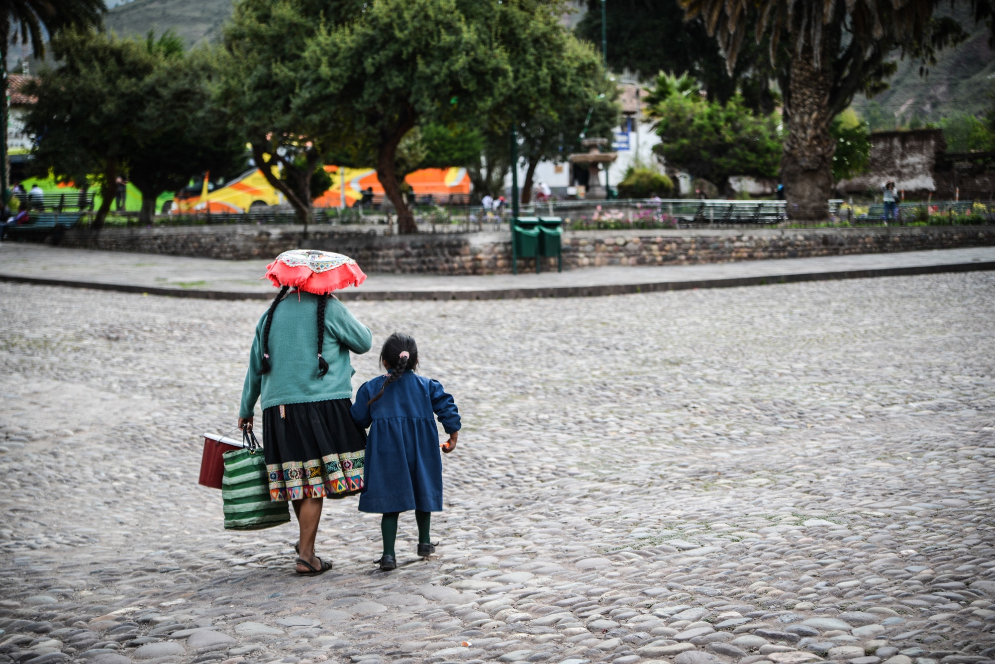 Une mère et sa fille dans le village de Andahuaylillas au Pérou
