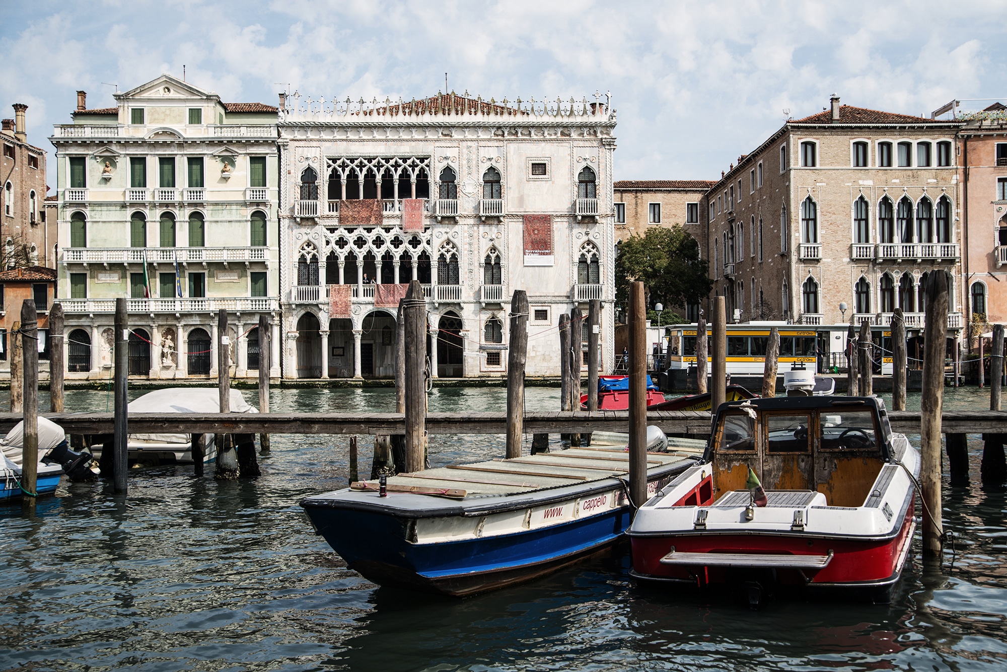 Les palais et gondoles de Venise en Italie