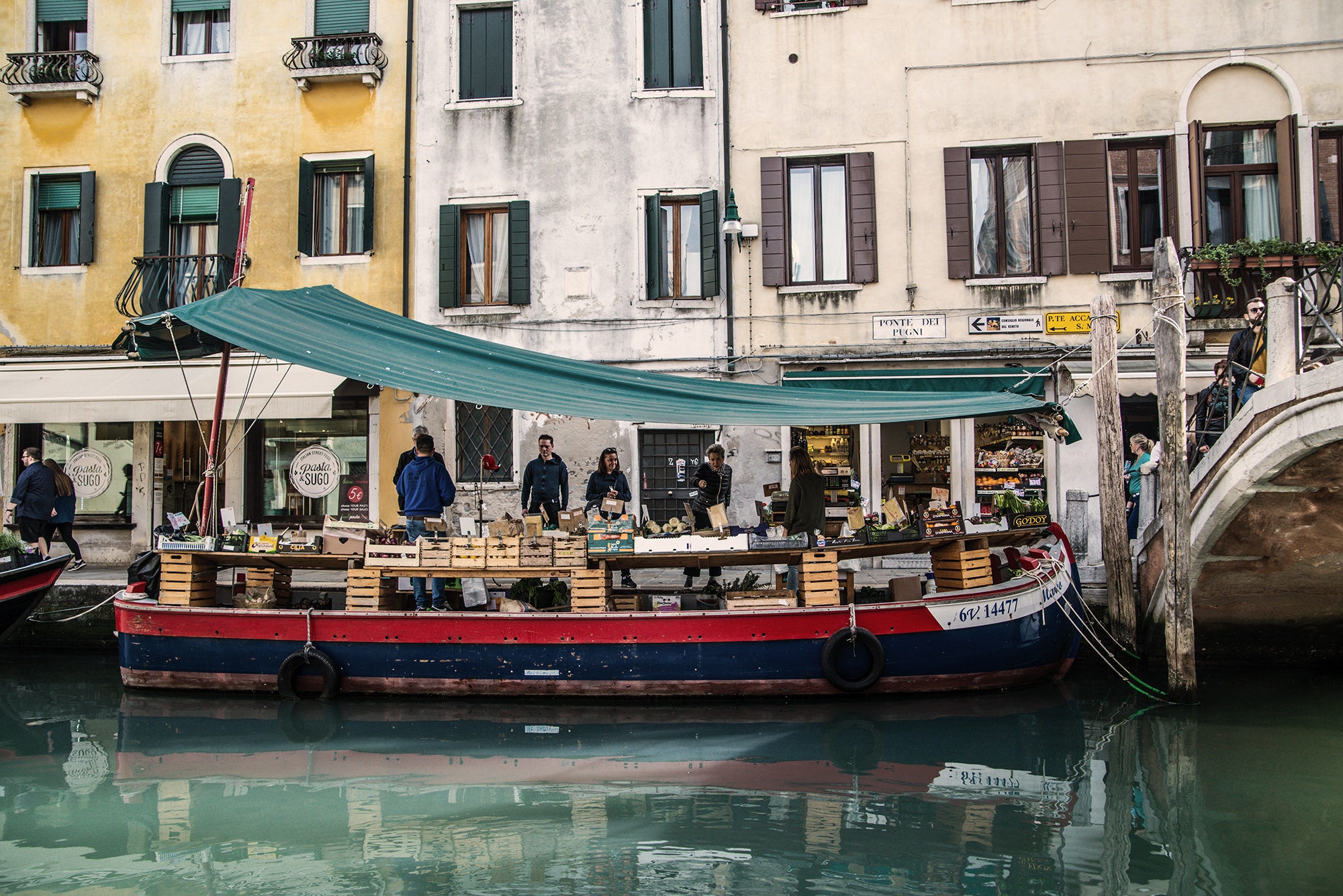 marché dans le canal à venise en italie
