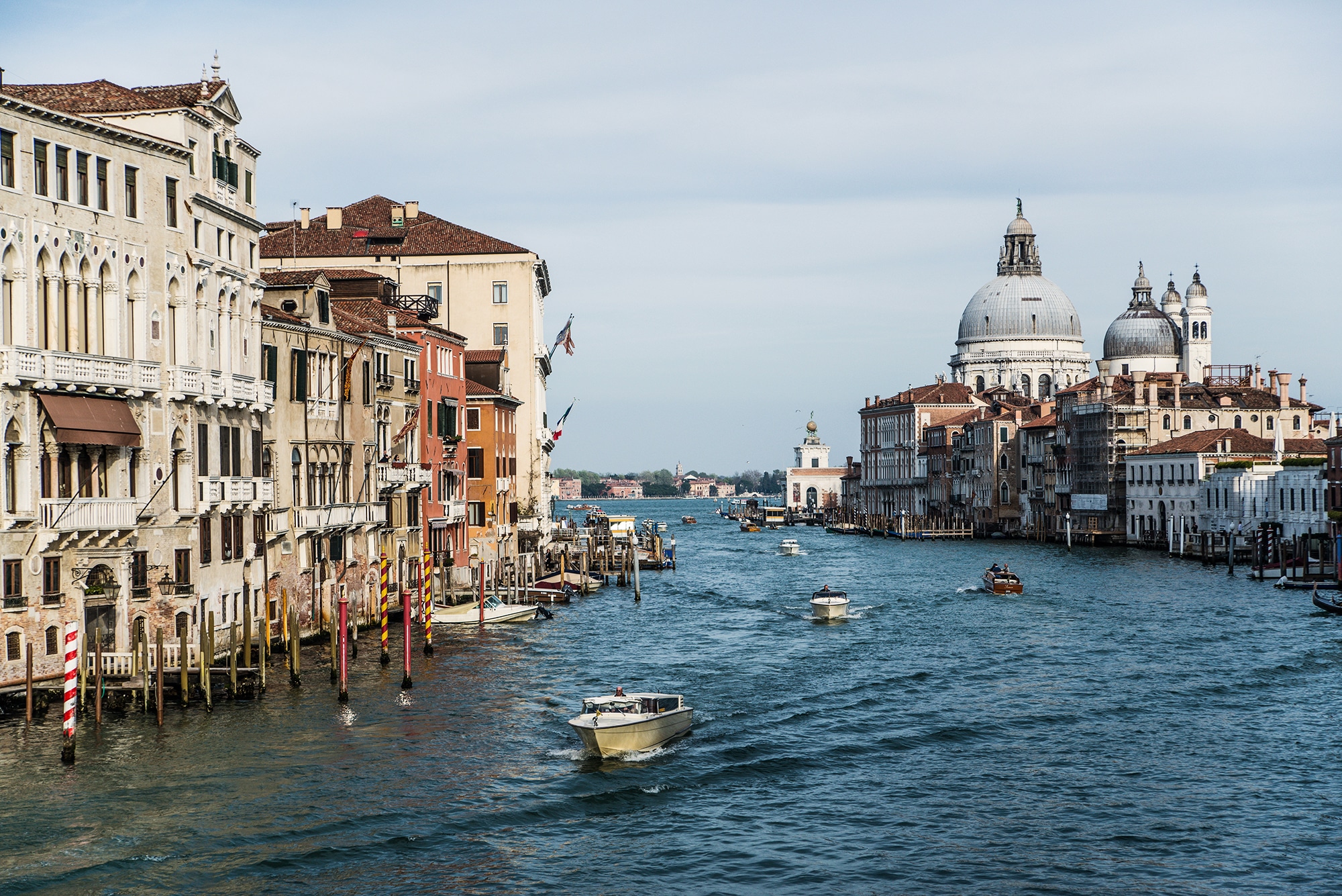 Vue sur le canal à Venise en Italie