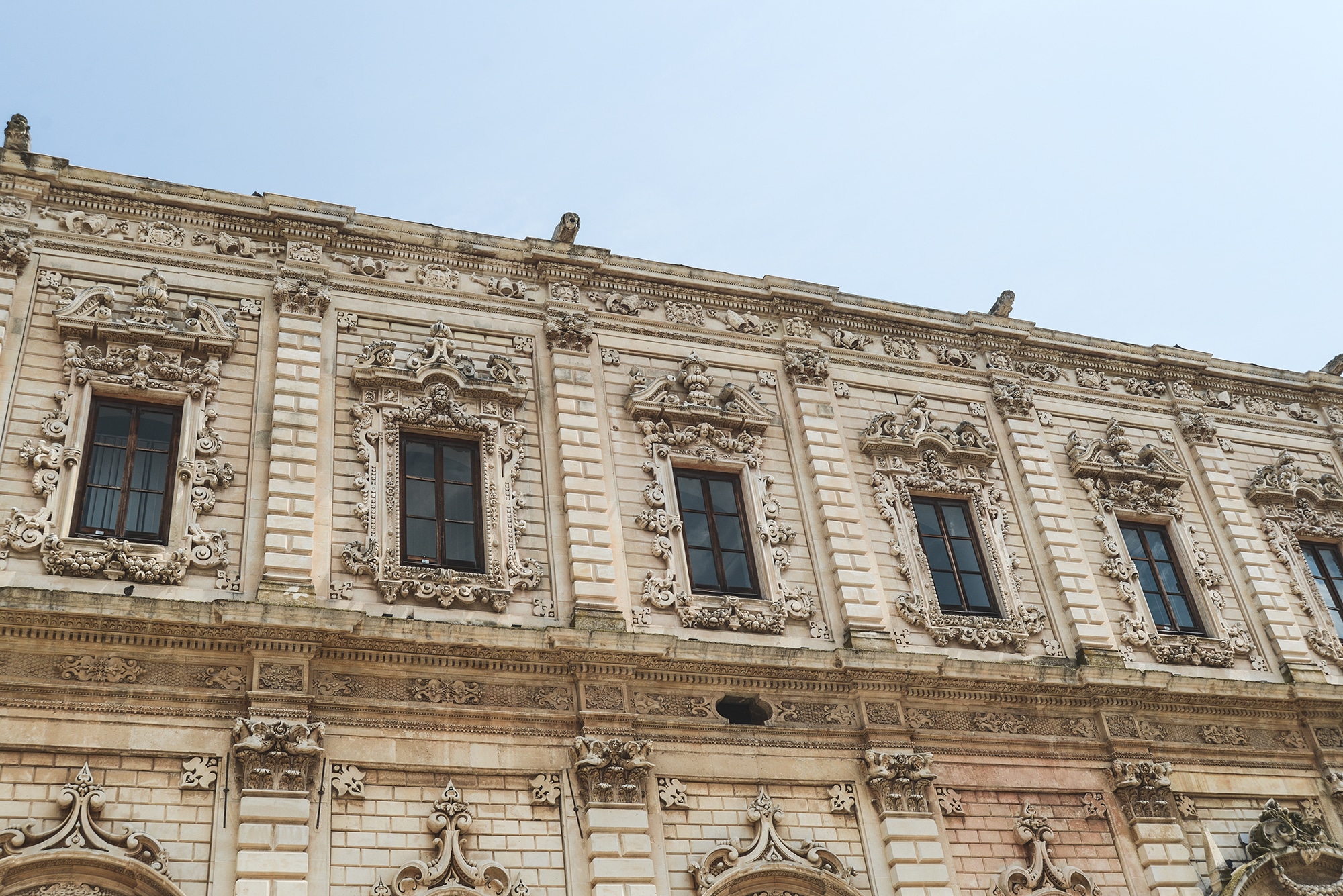 La façade de la Basilique di Santa Croce à Lecce dans les pouilles en Italie