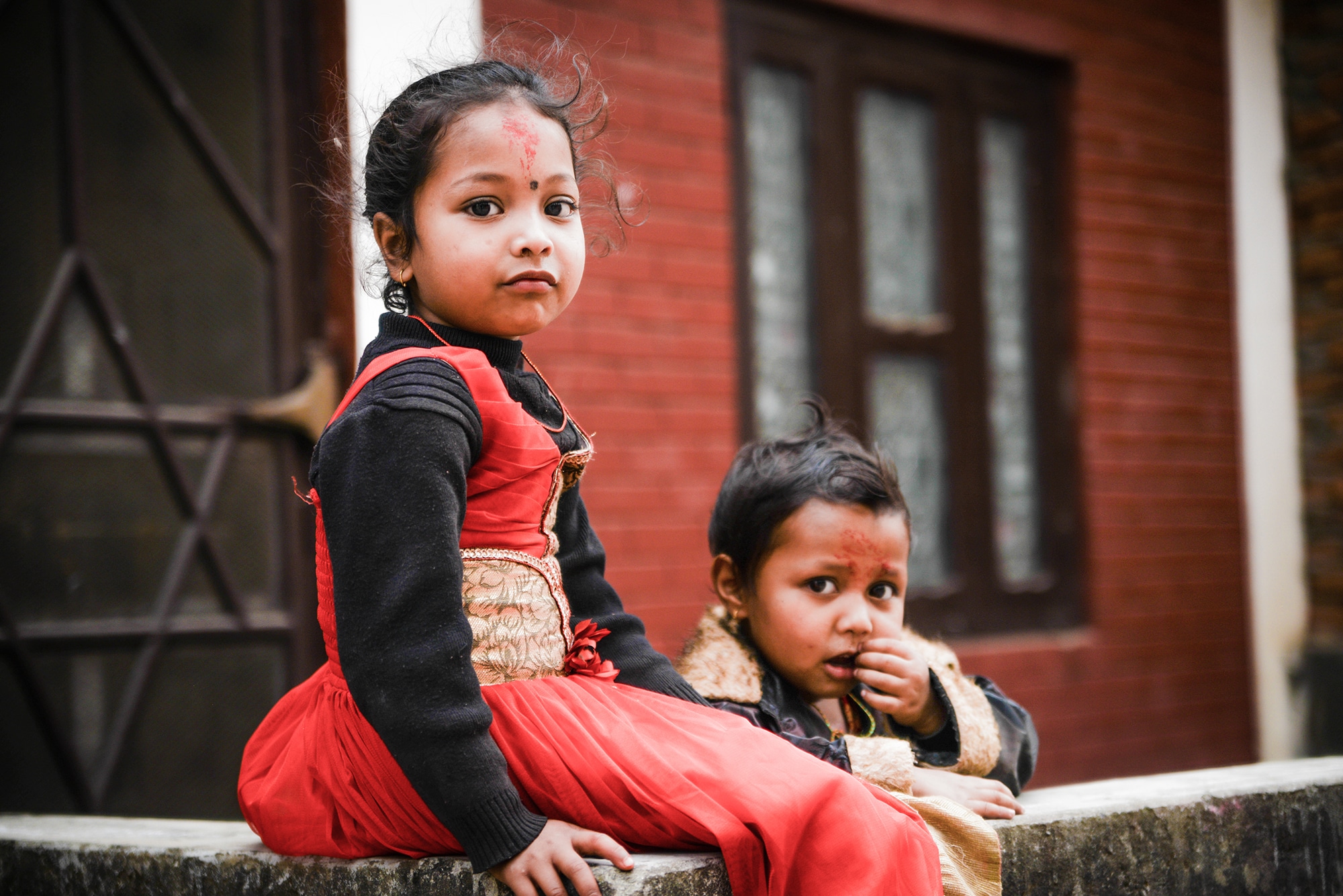 Deux enfants en rouge à Bandipur au Népal