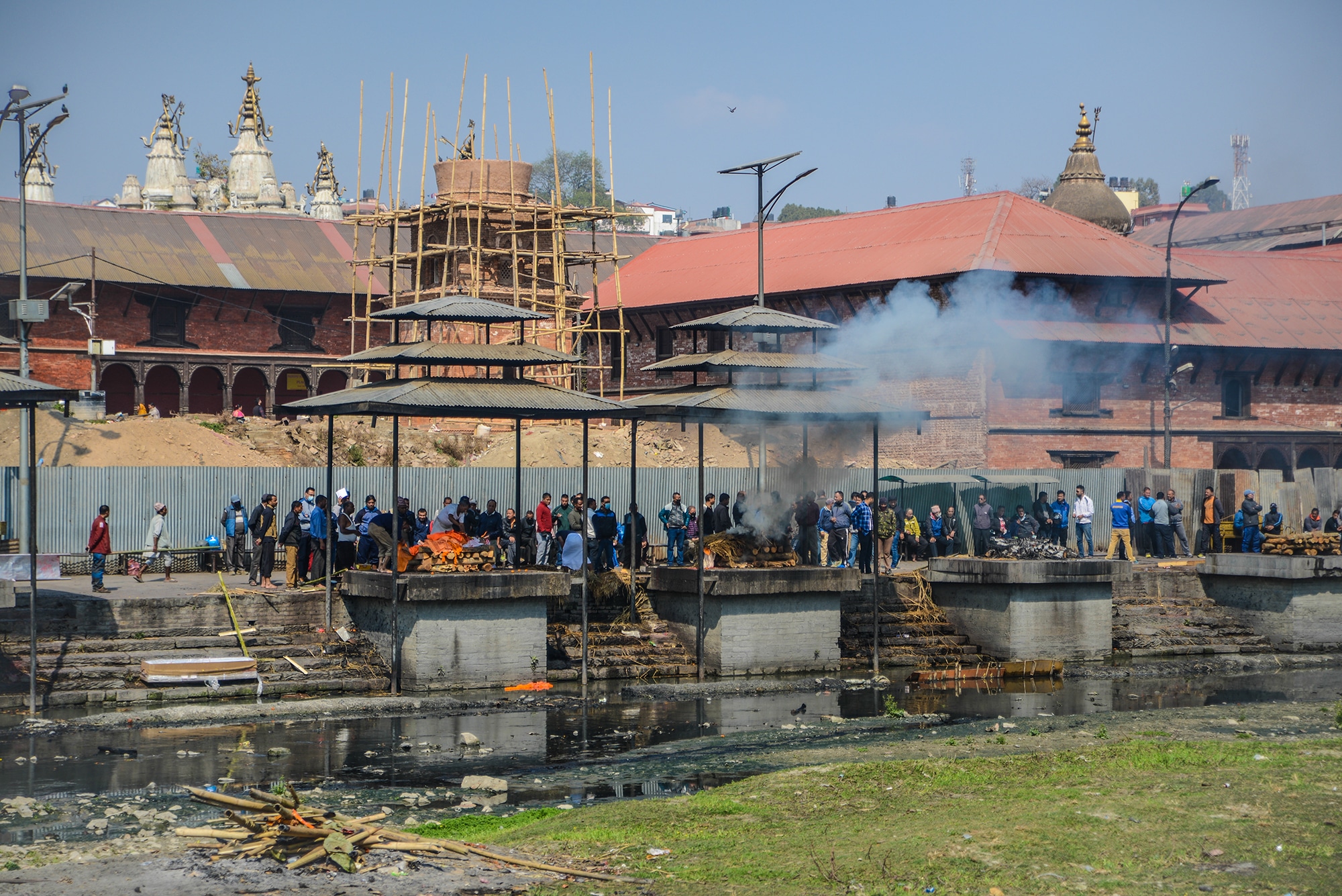 cérémonie de crémation sur la rivière Bagmati au Népal