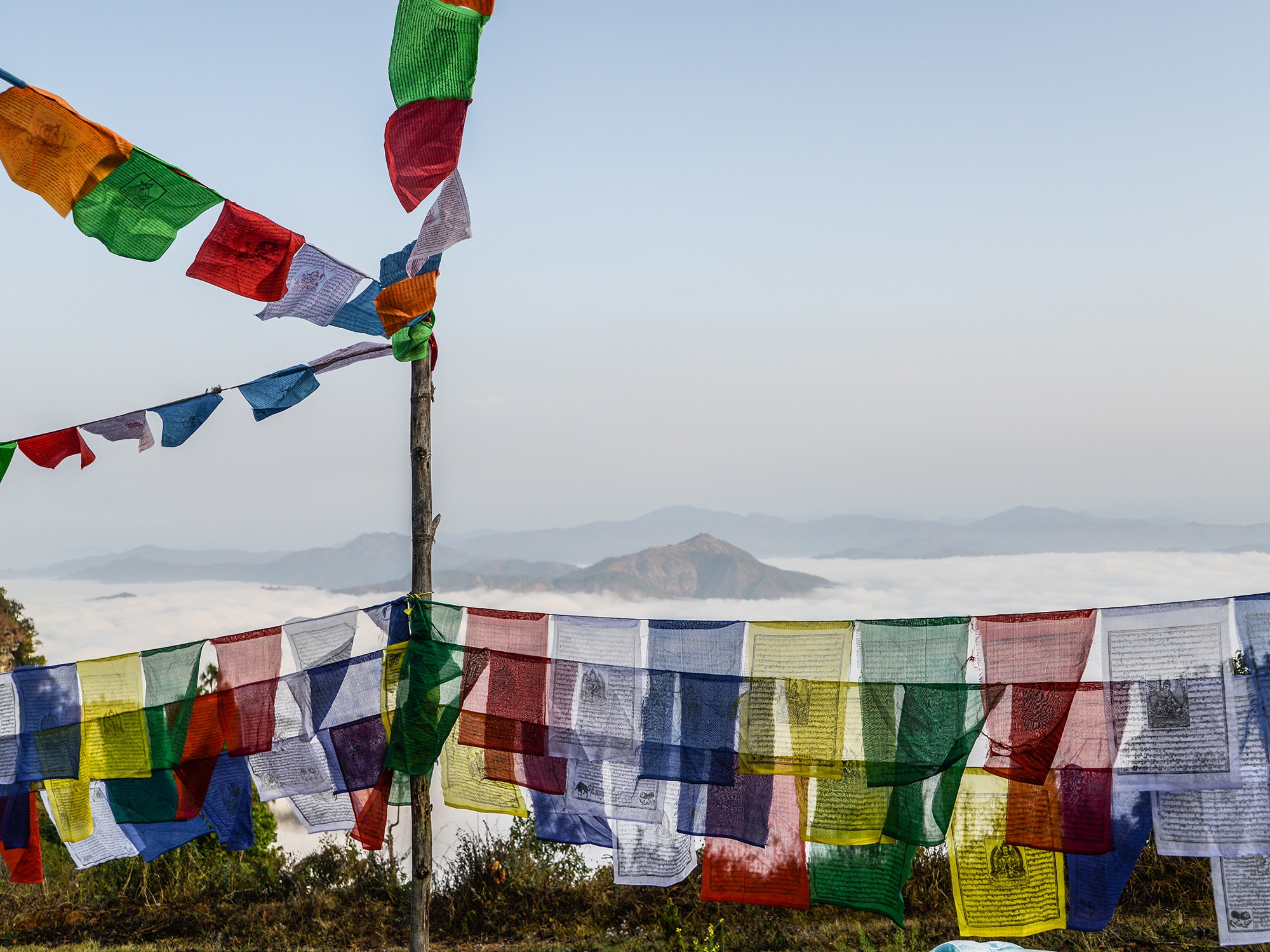 Des drapeaux de prières dans la montagne à Bandipur au Népal