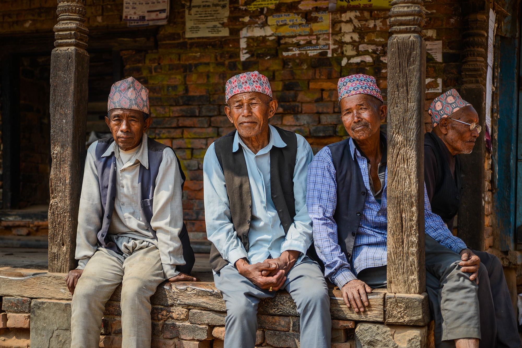 Des hommes à Bhaktapur au Népal