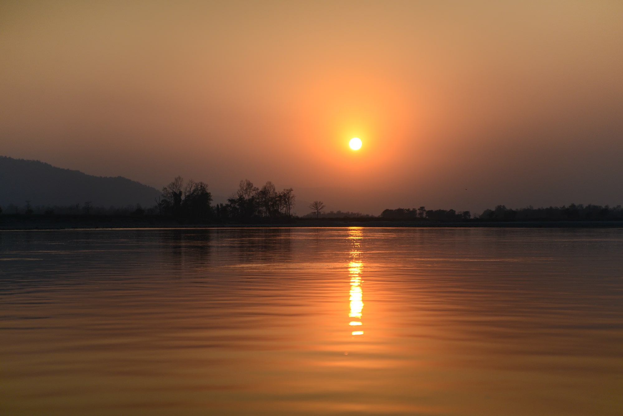 coucher du soleil sur la rivière dans le parc National de Chitwan au Népal