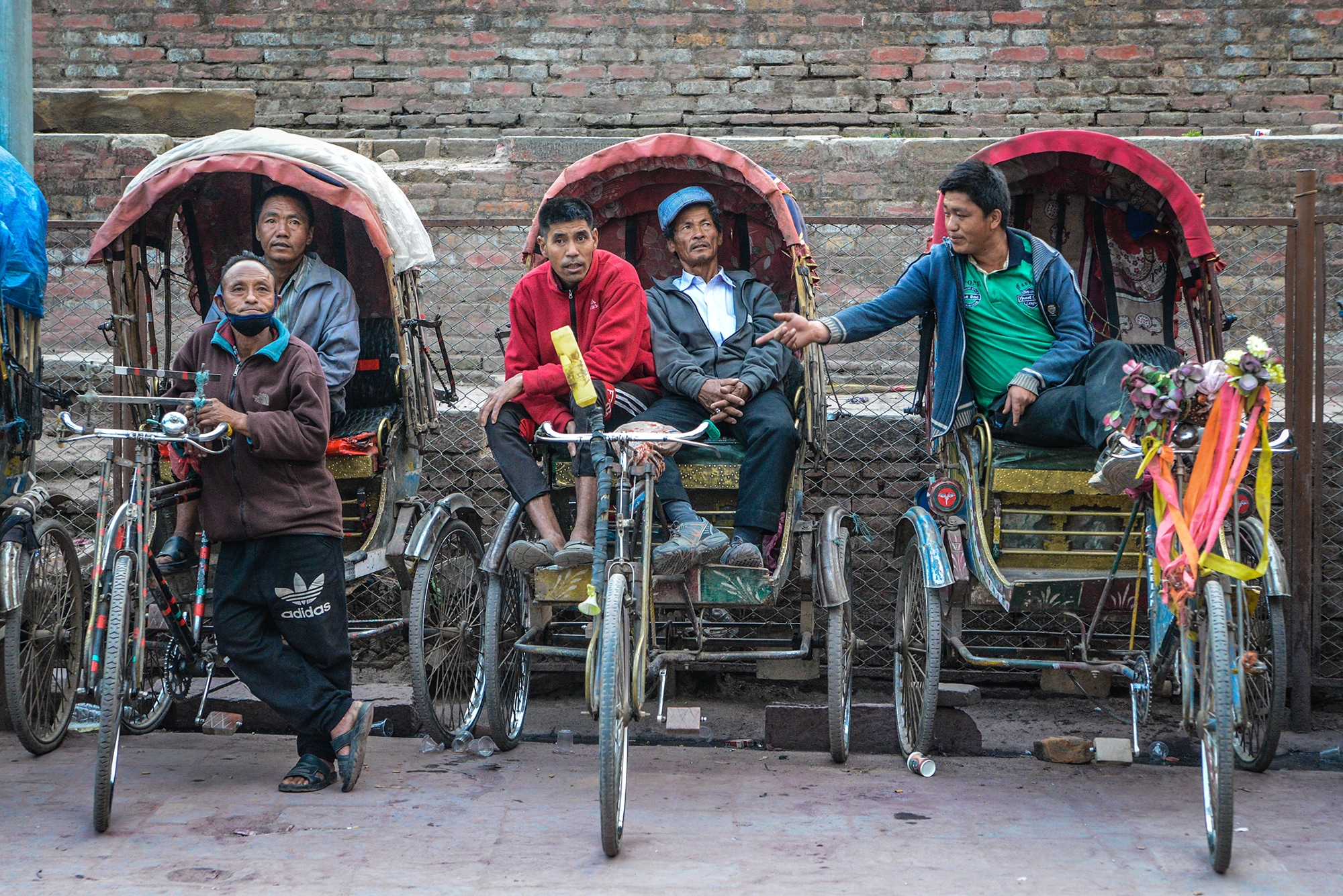 Des chauffeurs de Rickshaw à Katmandou au Népal
