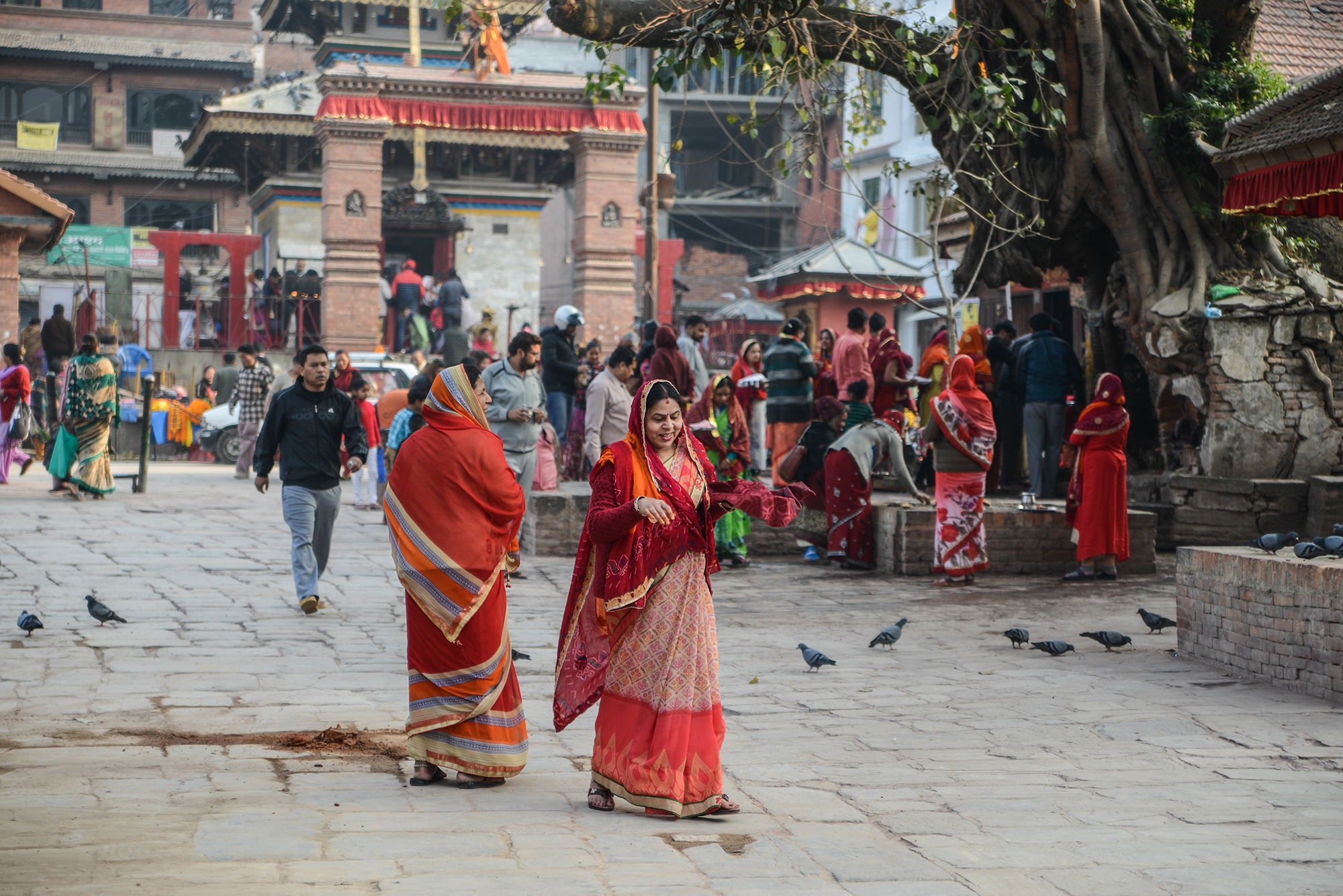 Des femmes vêtues de rouge à Katmandou au Népal