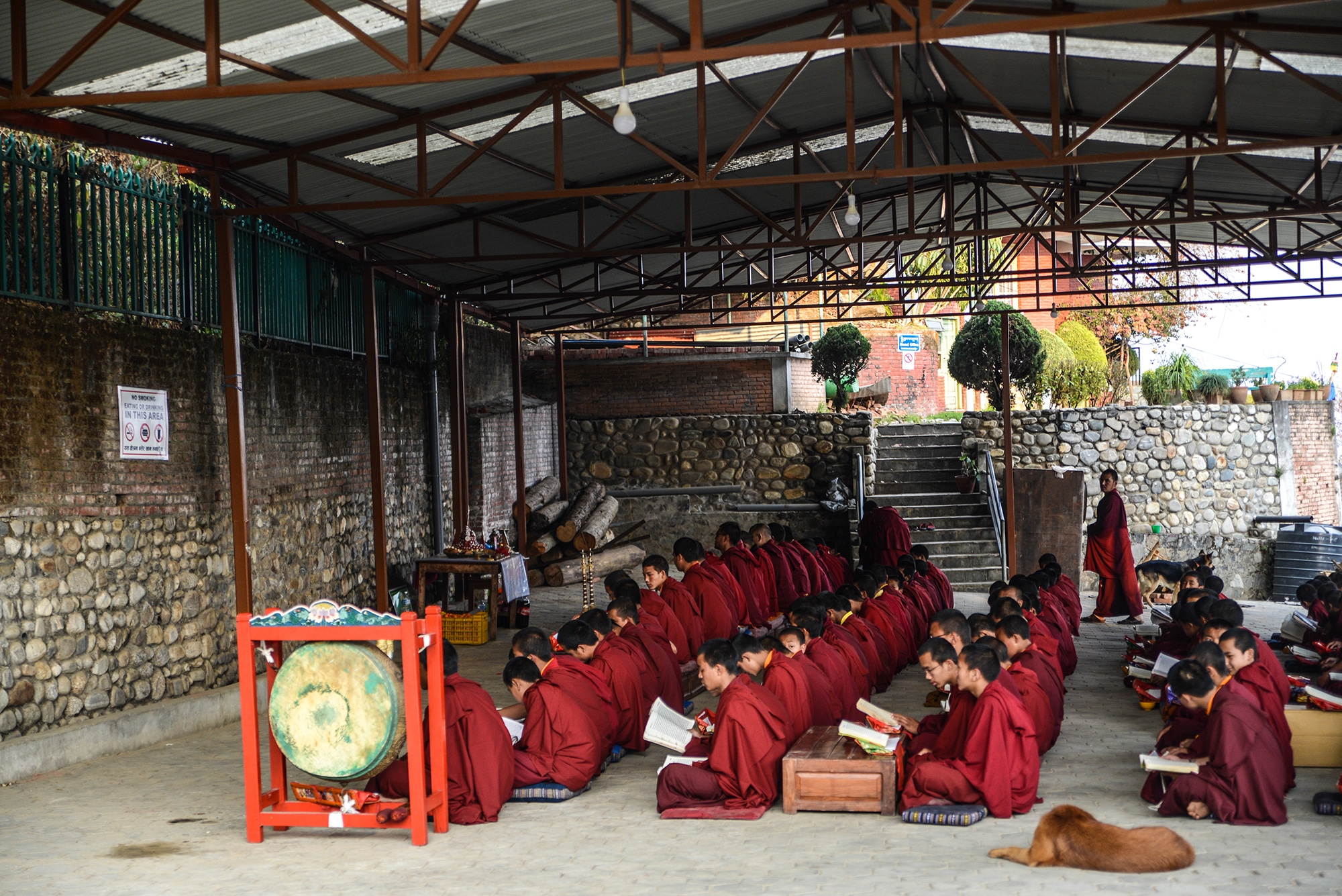 Des moines à Namo Buddha, monastère tibétain au Népal