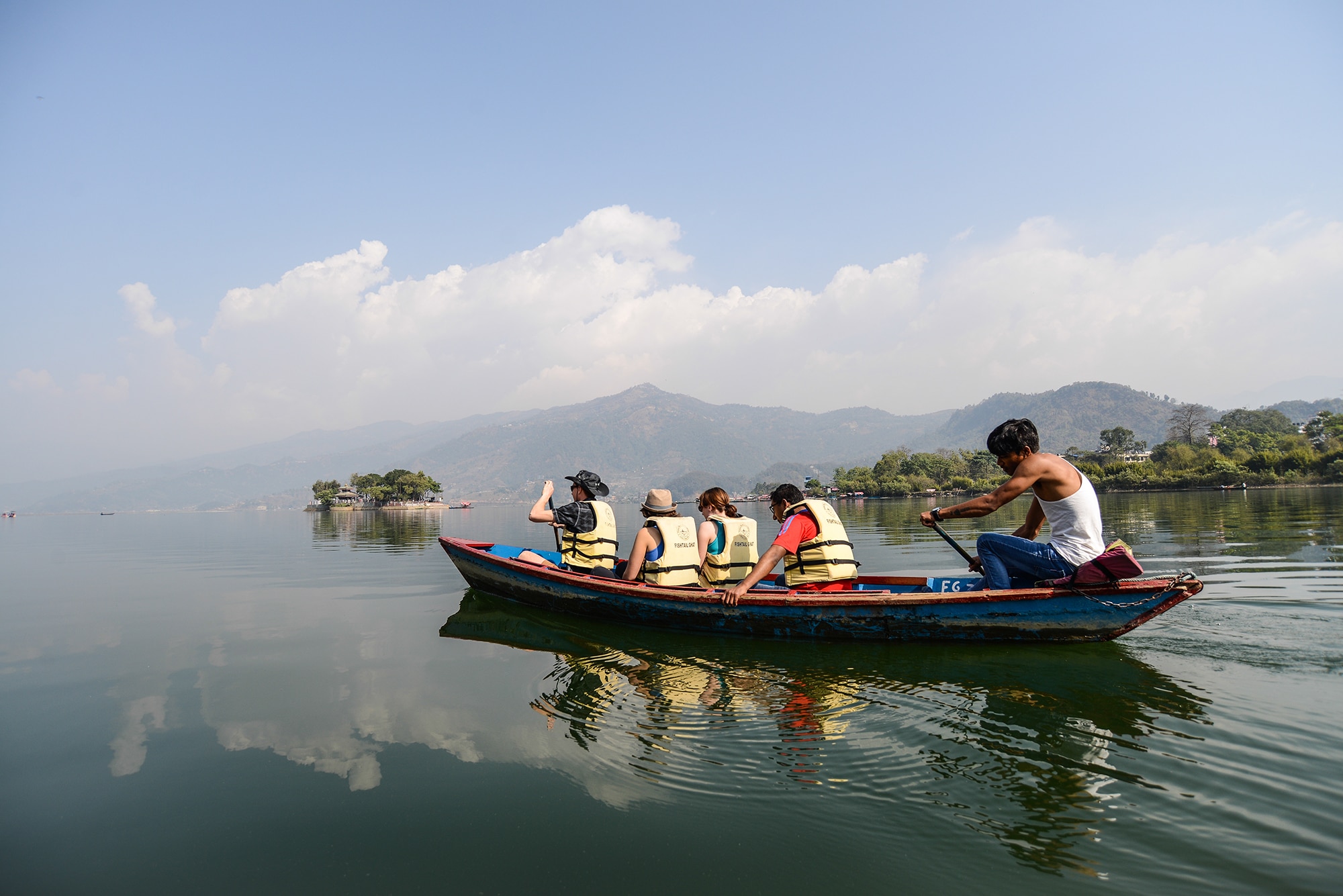 Barque sur le lac Pokhara au Népal