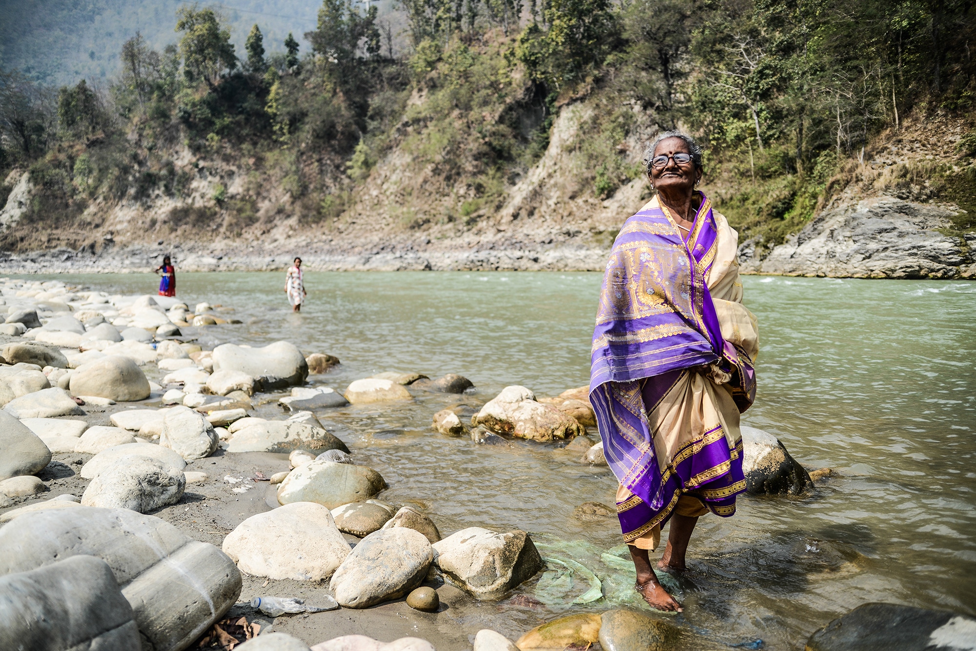 Une indienne pose près d'une rivière au Népal