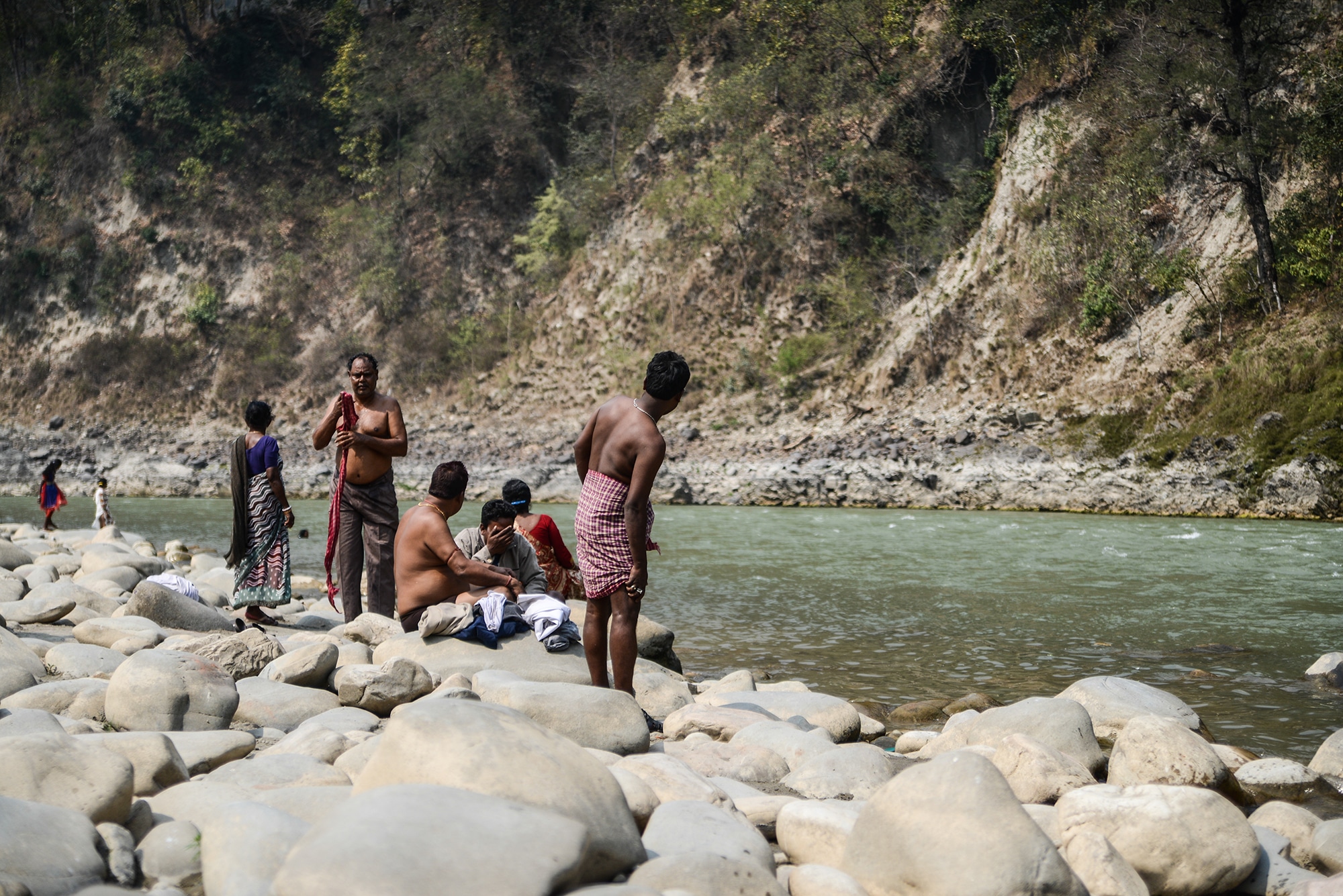 Baignade dans la rivière au Népal