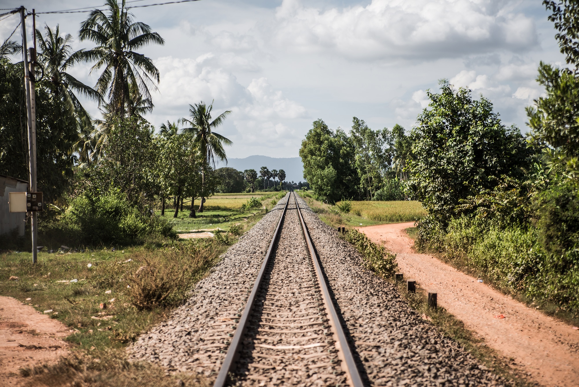 Une voie ferrée à Kampot au Cambodge
