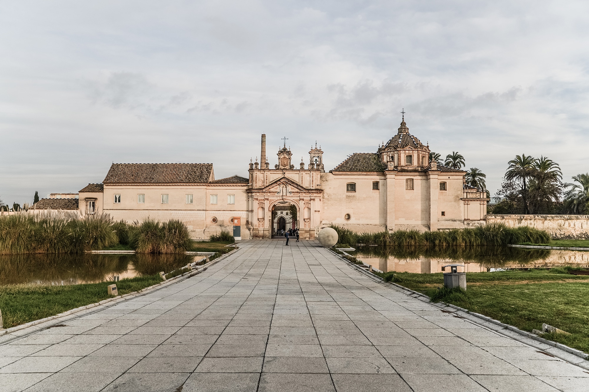 Le monastère de la Cartuja I Le musée d'art contemporain à Séville en Espagne