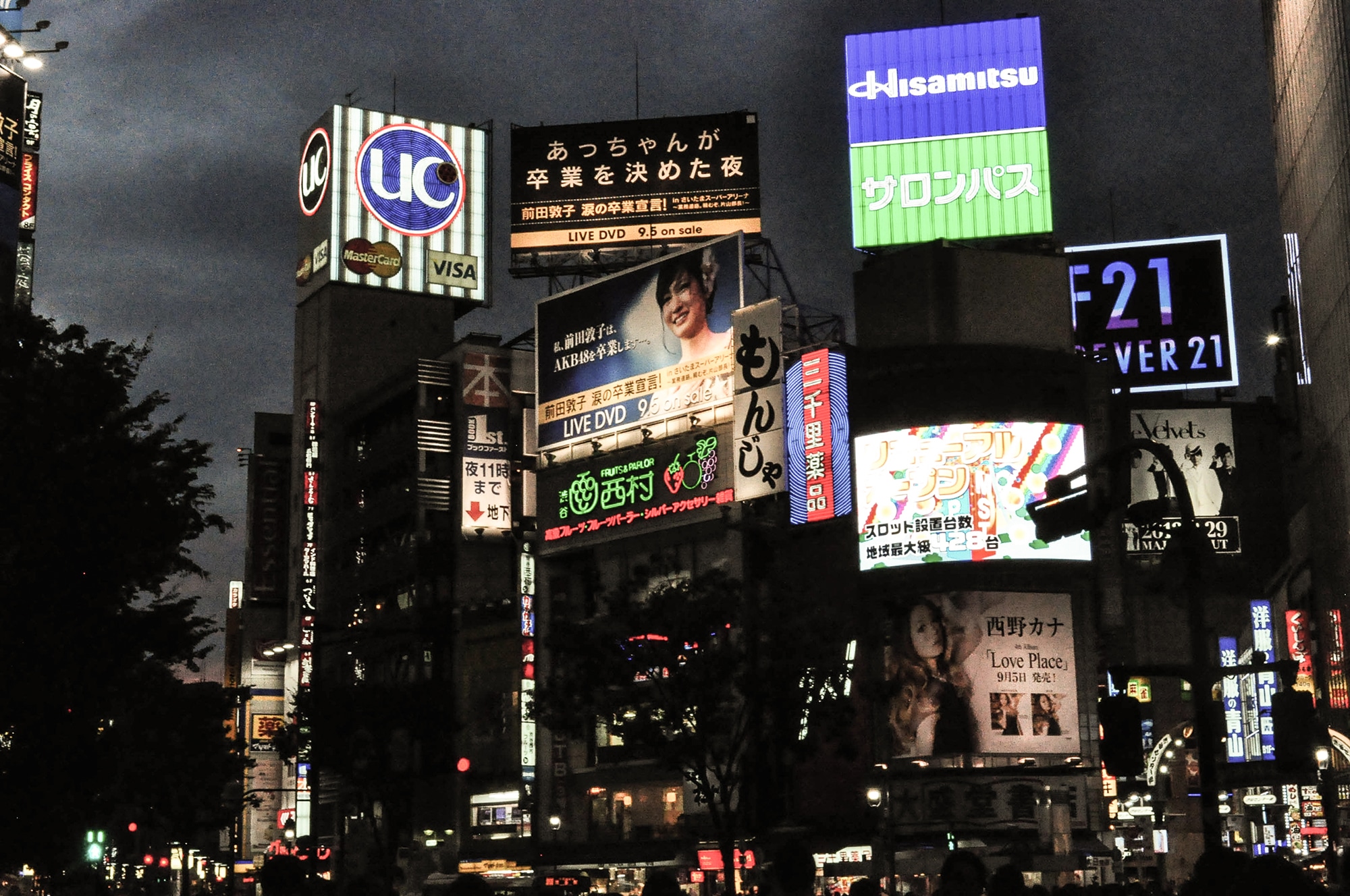 Le quartier de Shibuya de nuit à Tokyo au Japon