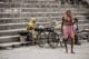 Un homme au regard dur dans un Ghat à Varanasi en Inde