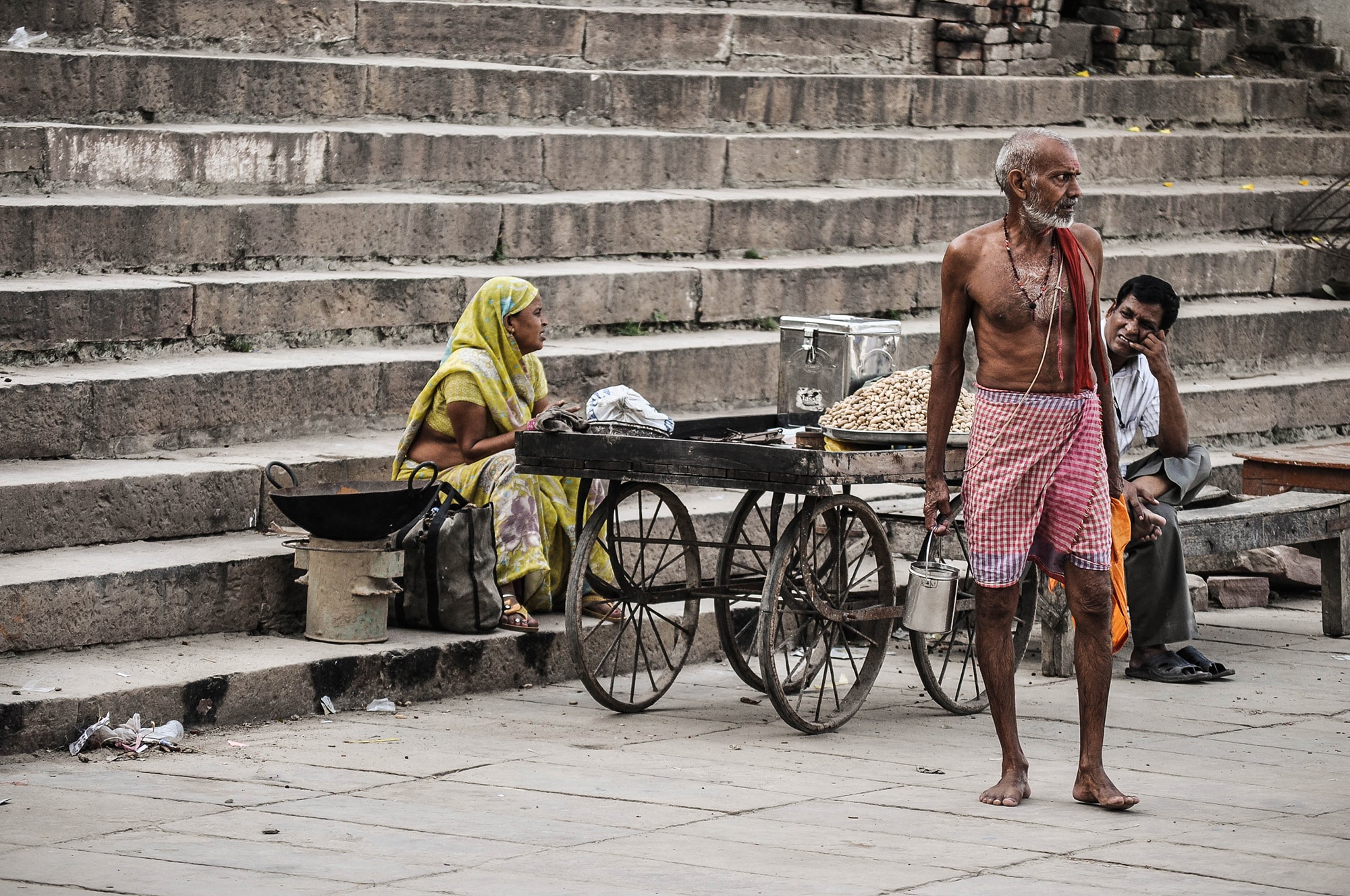 Un homme au regard dur dans un Ghat à Varanasi en Inde