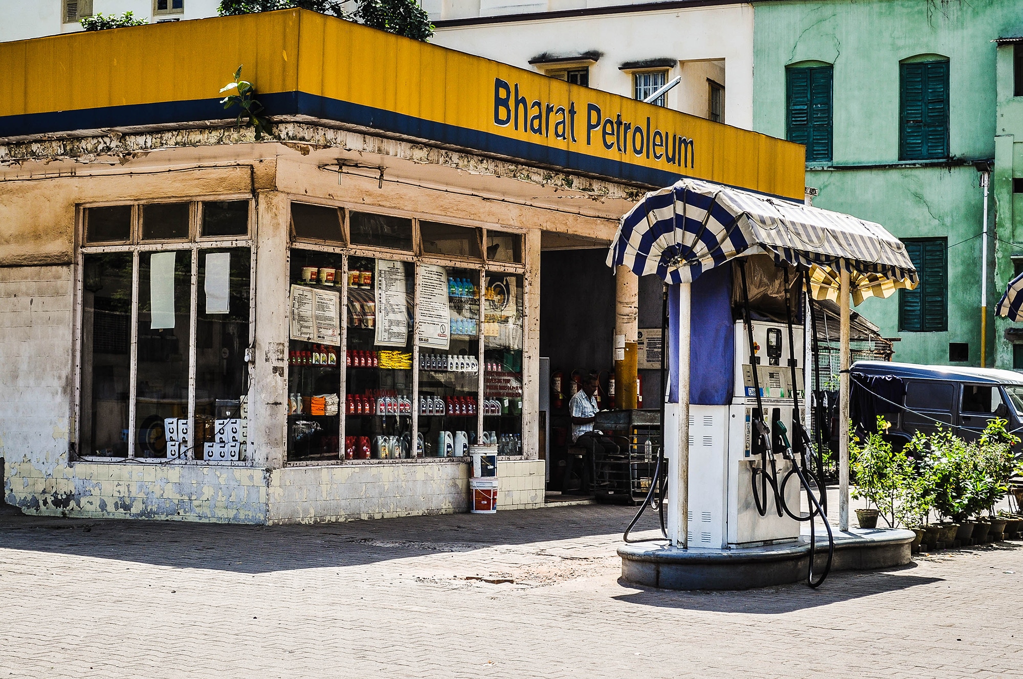 Une station essence à Calcutta en Inde