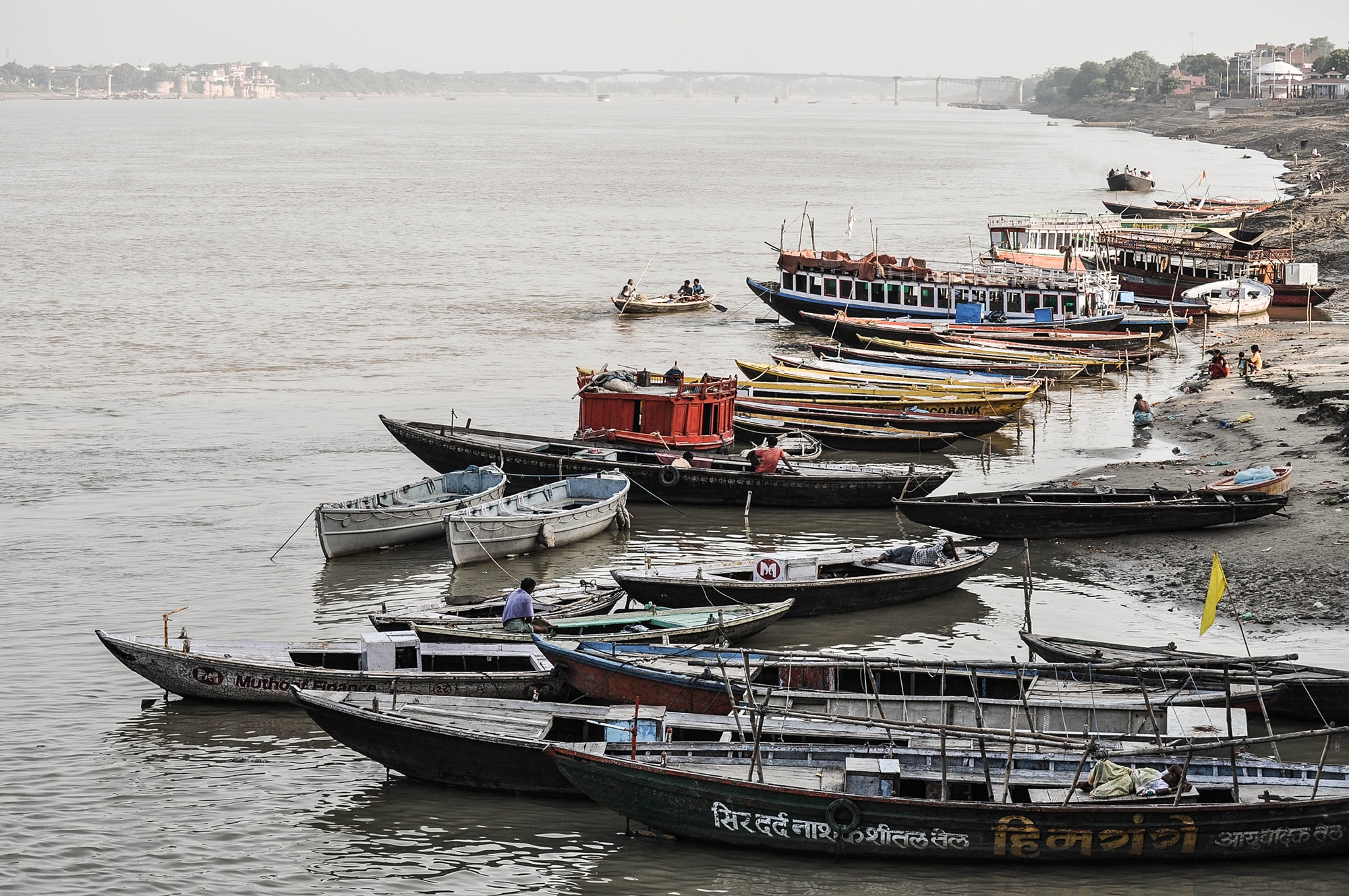 Des bateaux au bord du ganges à Varanasi en Inde