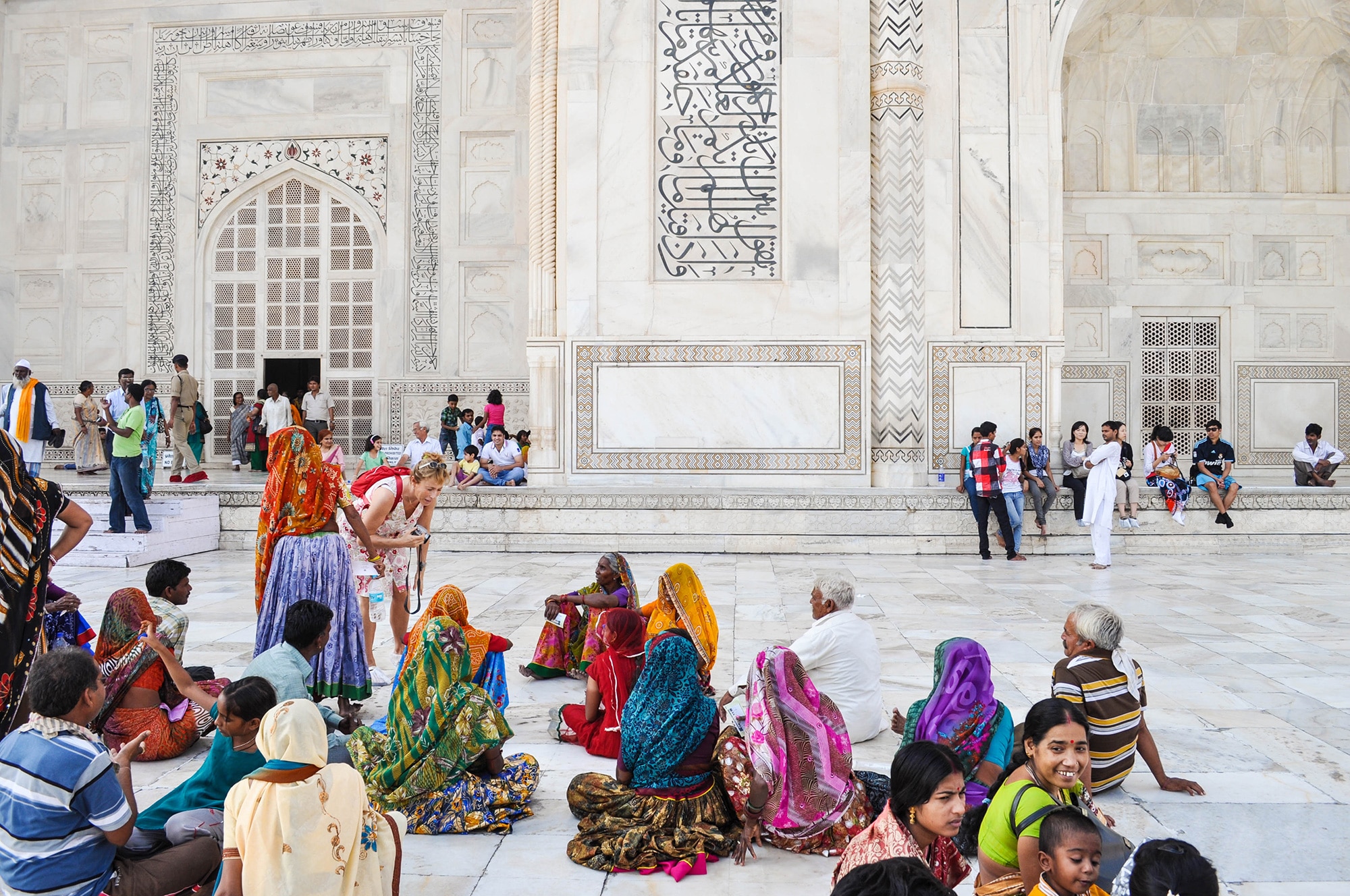 Des femmes vêtues de vêtements colorés au Taj Mahal à Agra en Inde