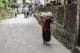 Une vieille femme portant un sac à Darjeeling en Inde