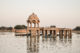 Vue du lac Gadi Sagar à Jaisalmer en Inde