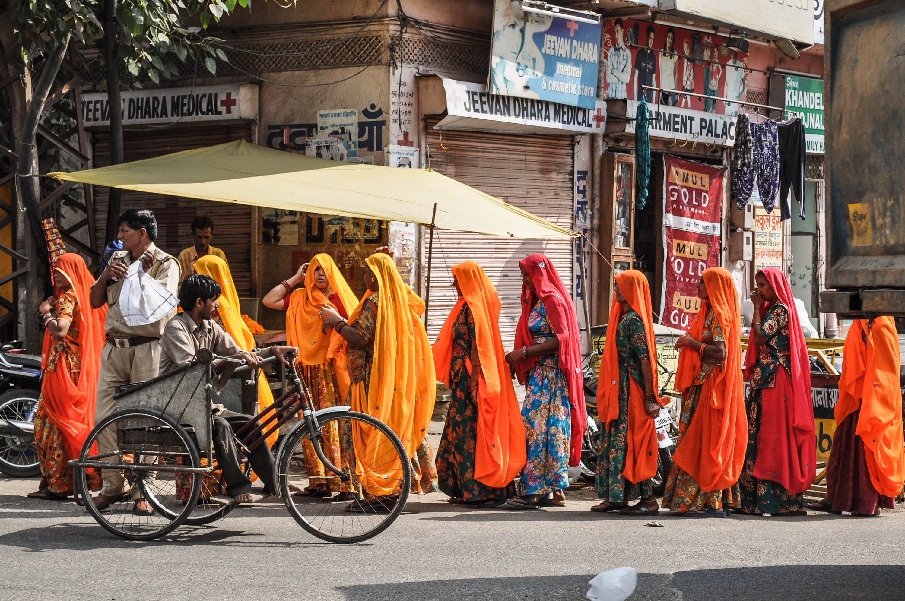 Des femmes indiennes aux vêtements colorés