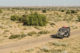 Jeep sur la route dans le désert du Thar en Inde