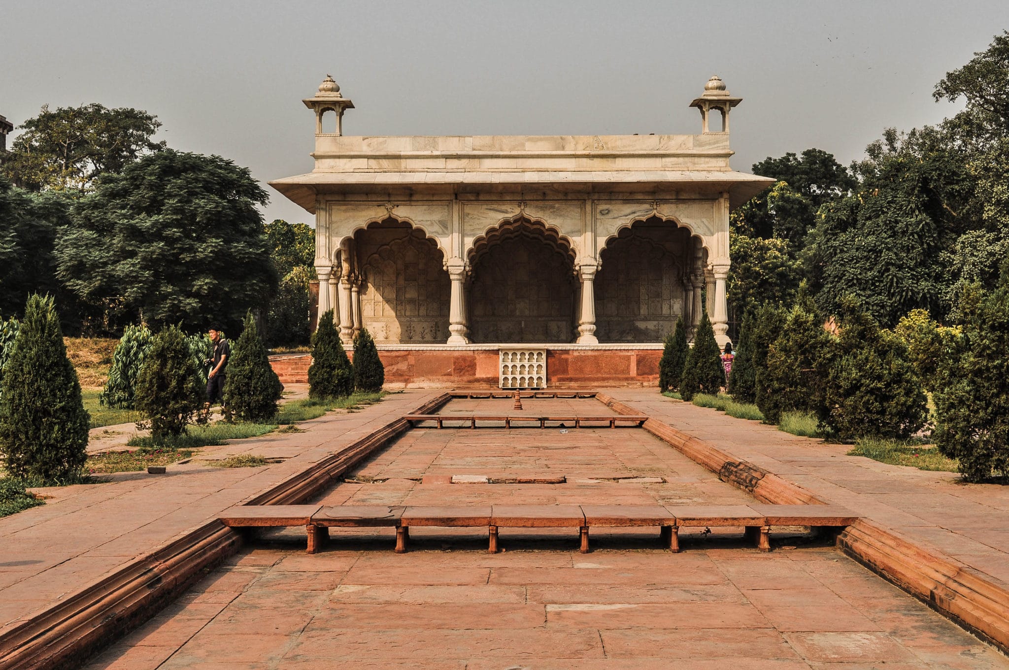 Un bassin d'eau dans le fort rouge à New Delhi en Inde