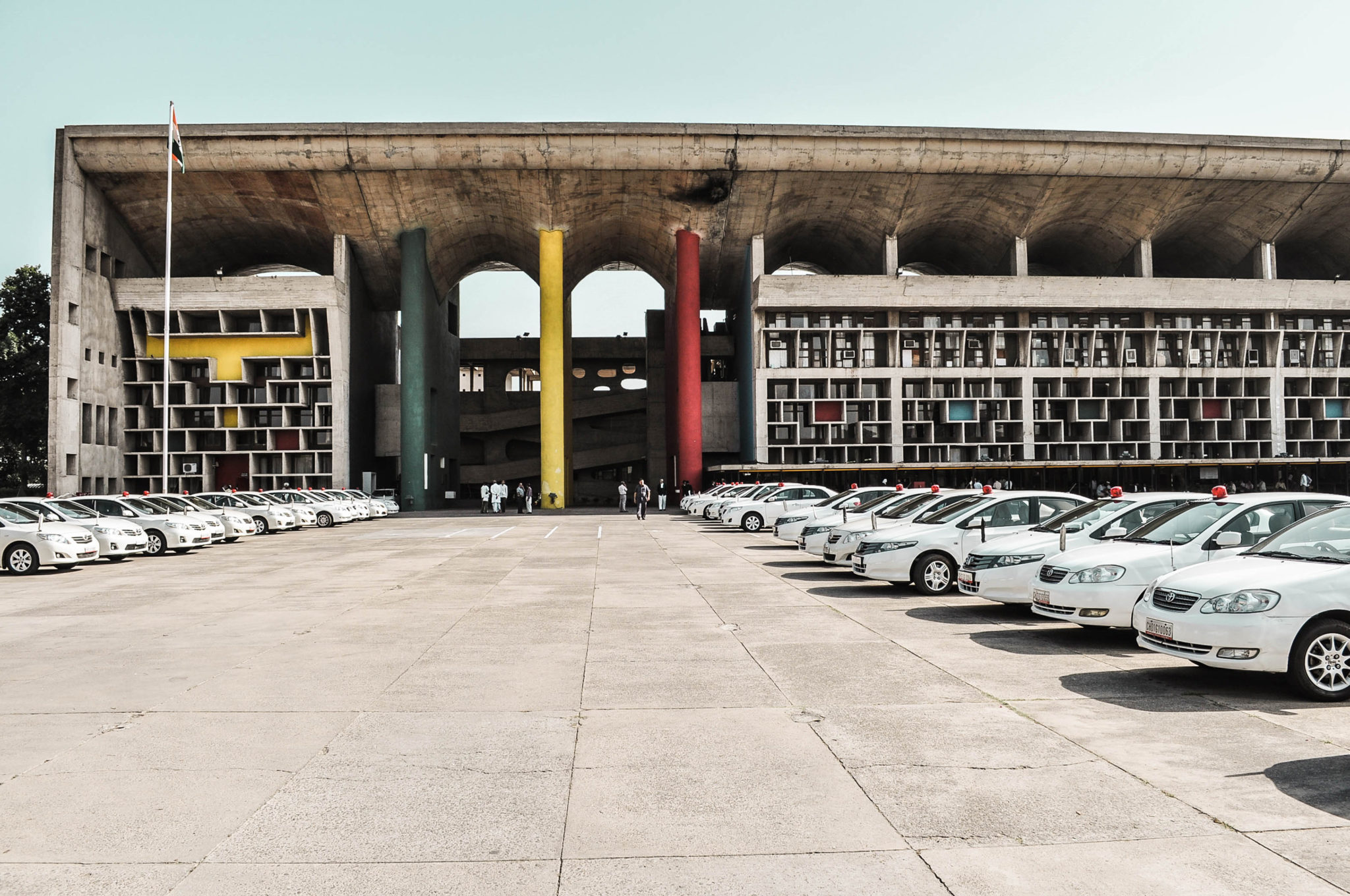Parking du Capitol Complex à Chandigarh construit par l'architecte suisse le Corbusier en Inde