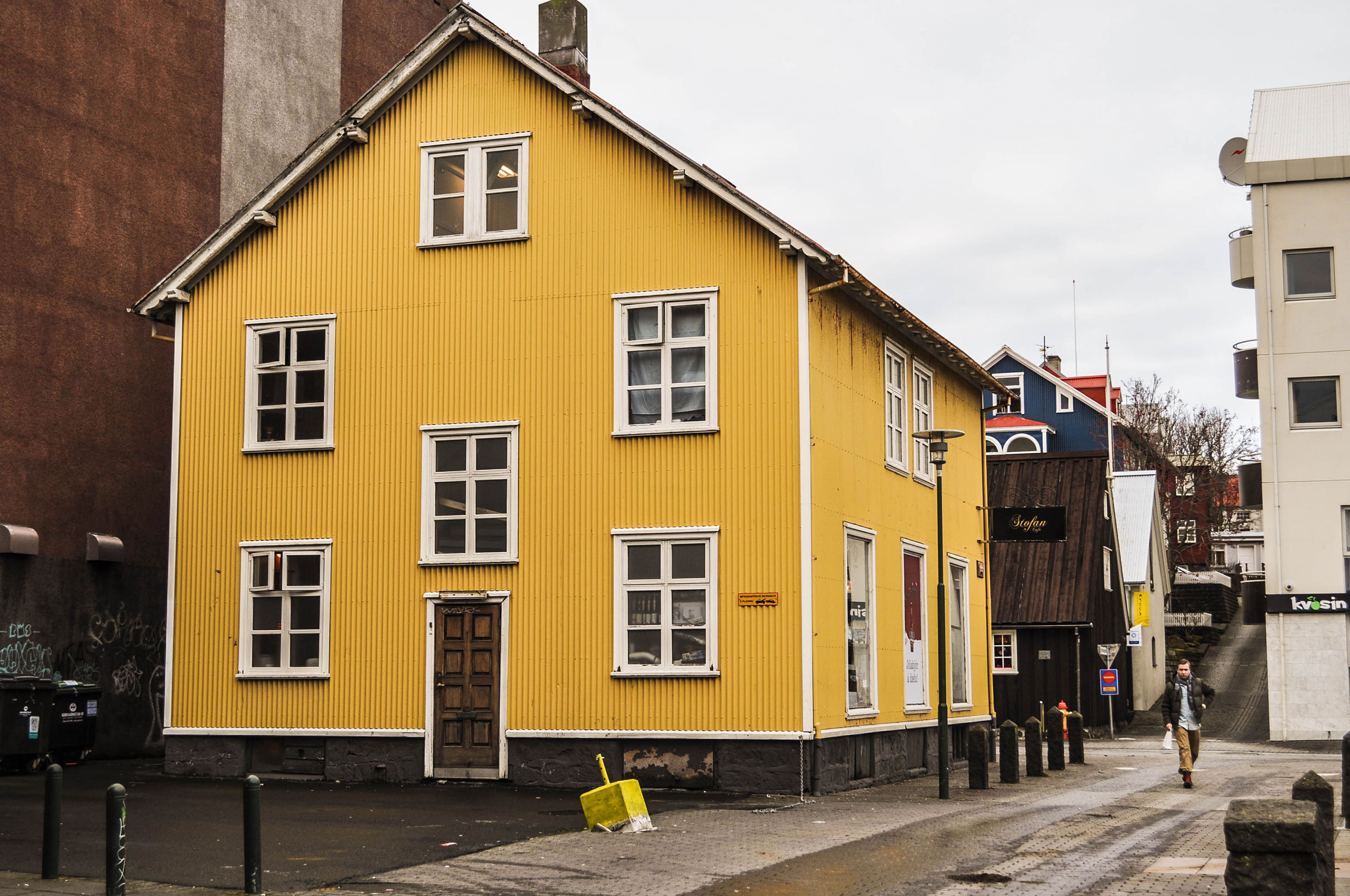 Une maison jaune à Reykjavik.
