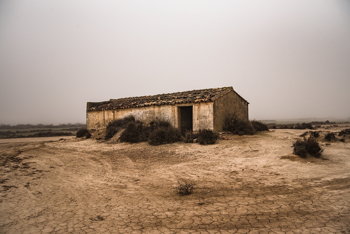 Une maison abandonnée dans le désert des Bardenas Reales en Espagne