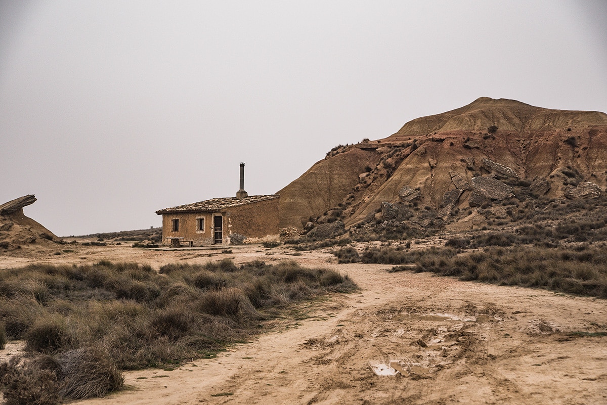 Cabane abandonnée dans Le désert des Bardenas Reales en Espagne