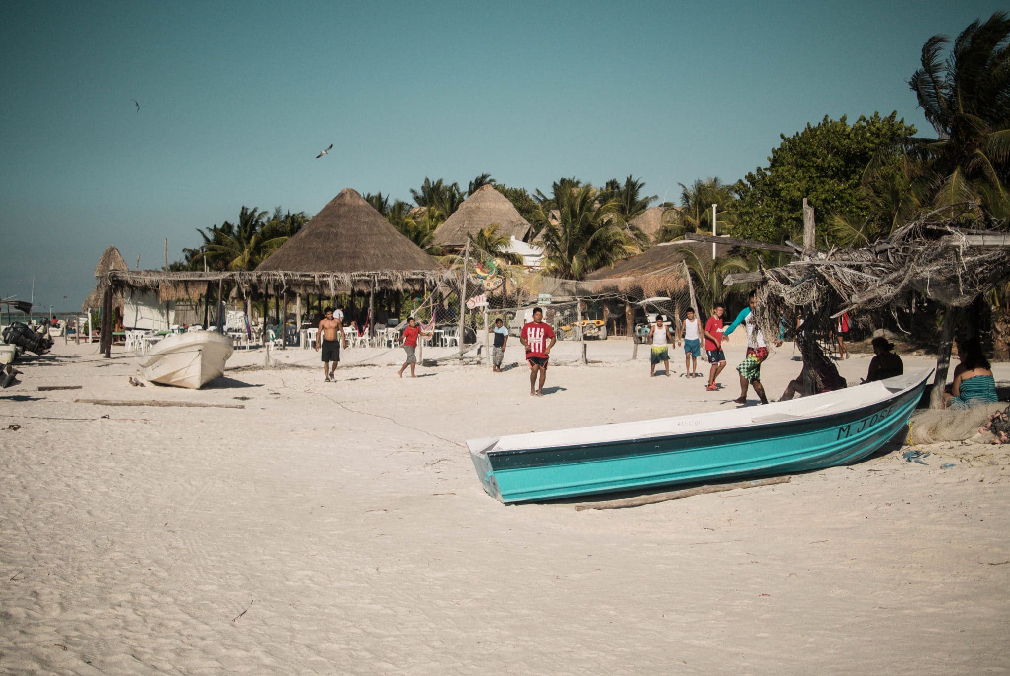 des gens sur la plage d'Holbox au Mexique