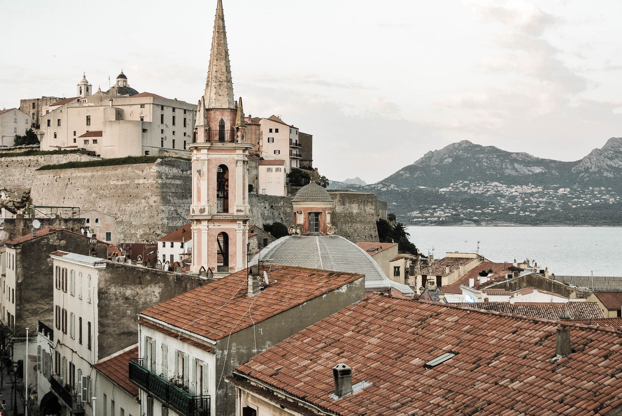 vue sur les toits de calvi en corse