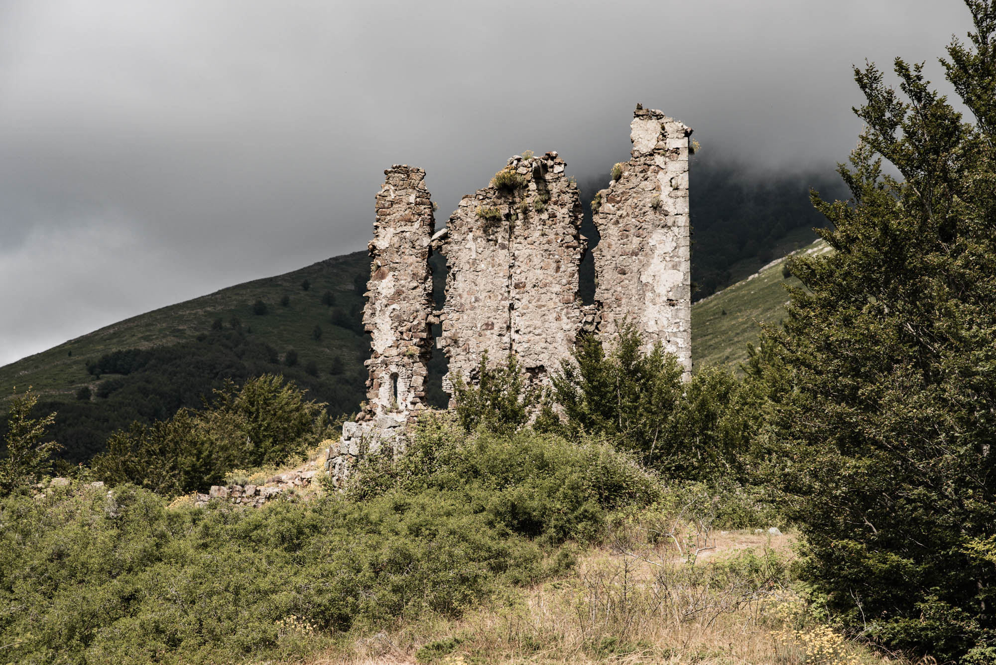 ruines du chateau de vaux en corse 
