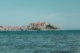 vue sur la citadelle de calvi depuis la plage