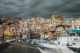 vue des maisons colorées depuis le port de sciacca