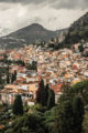vue sur les maisons de taormina depuis le théâtre antique