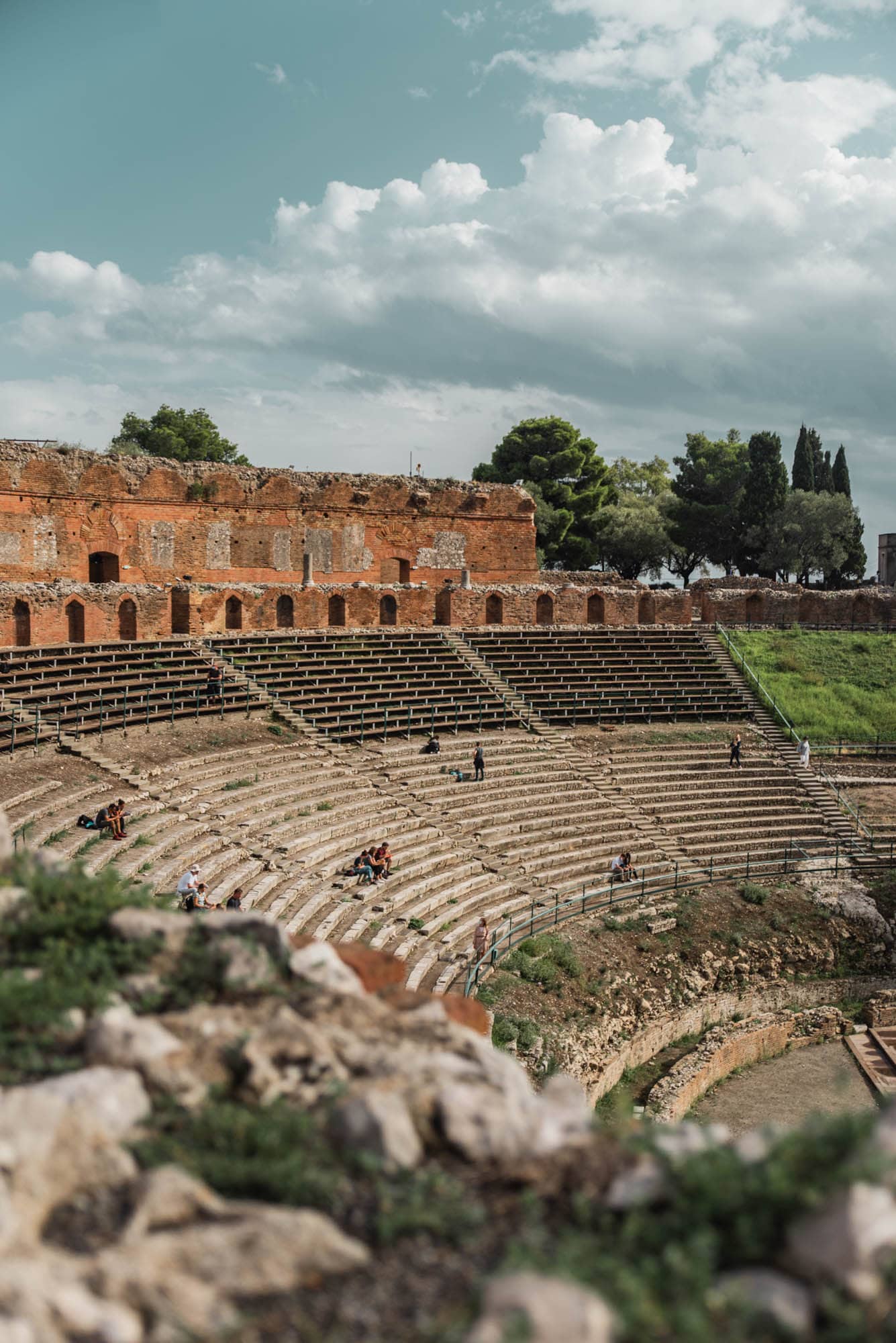 les gradins du théâtre antique grec à taormina