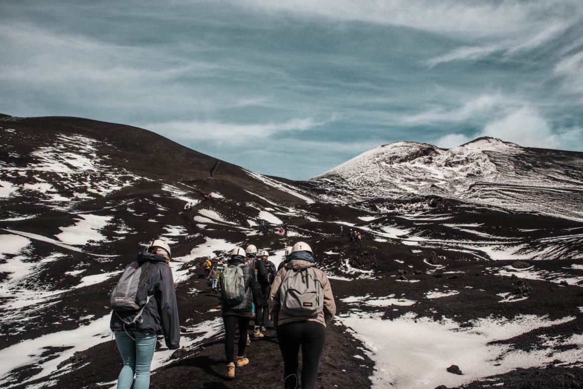 randonneurs sur le volcan etna en sicile