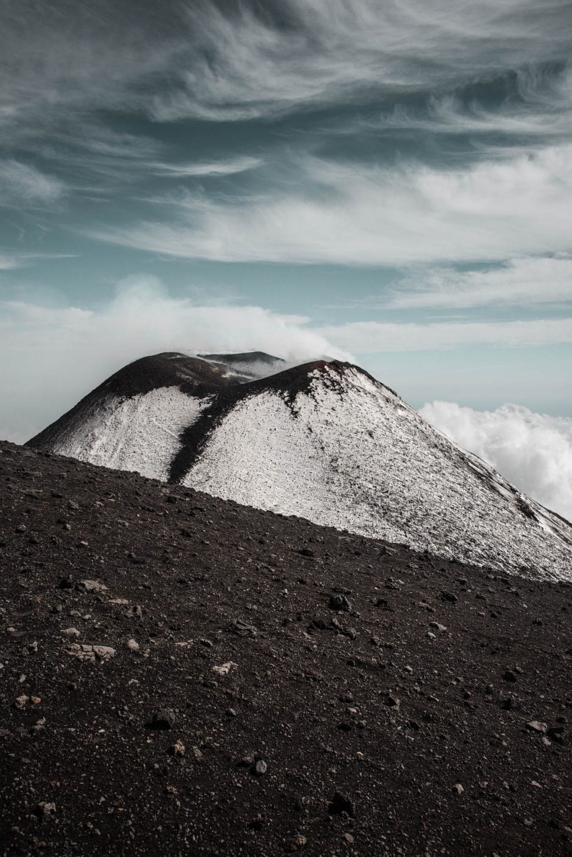 le volcan etna enneigé en sicile