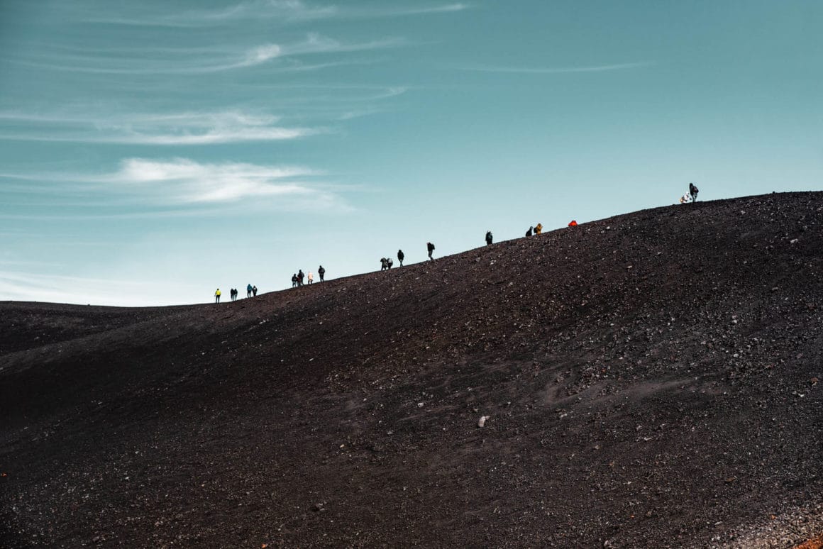 des randonneurs sur un cratère de l'etna