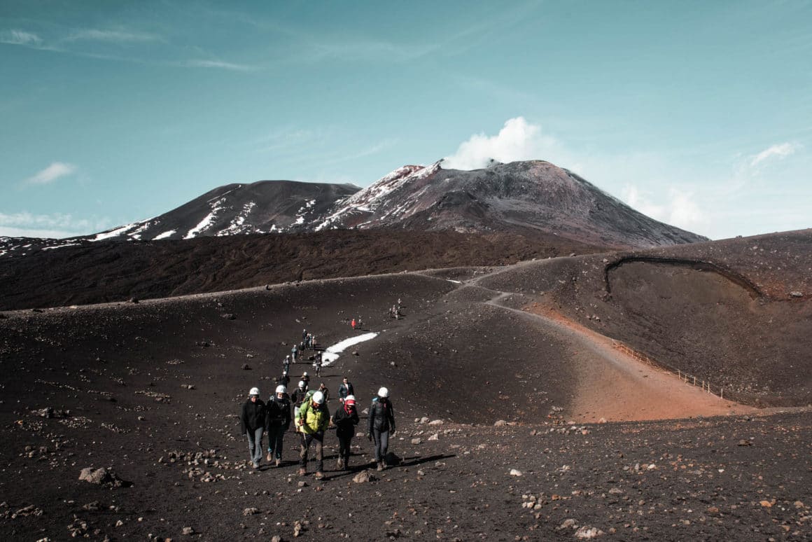 randonneurs sur le volcan etna sicile