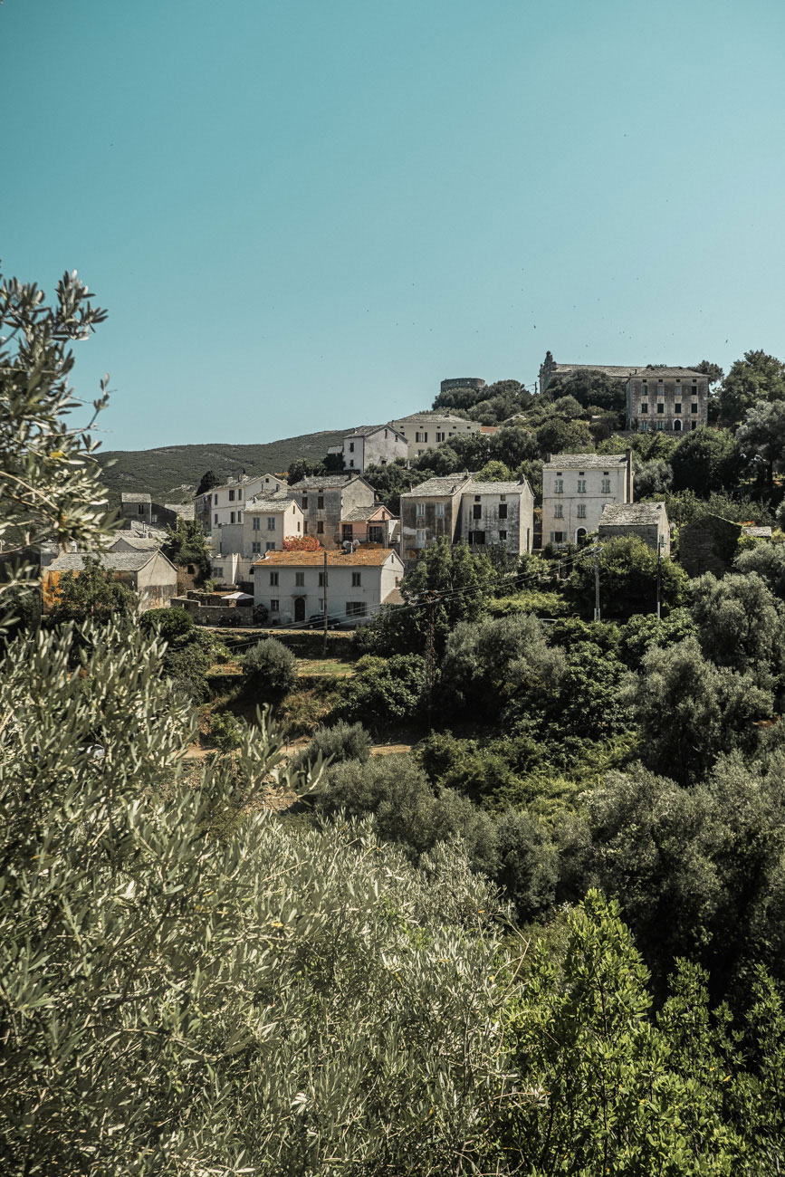 Le village de Rogliano dans le Cap Corse