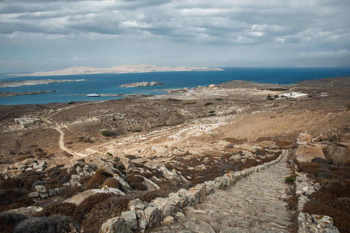 vue sur les ruines de l'île de delos en grèce