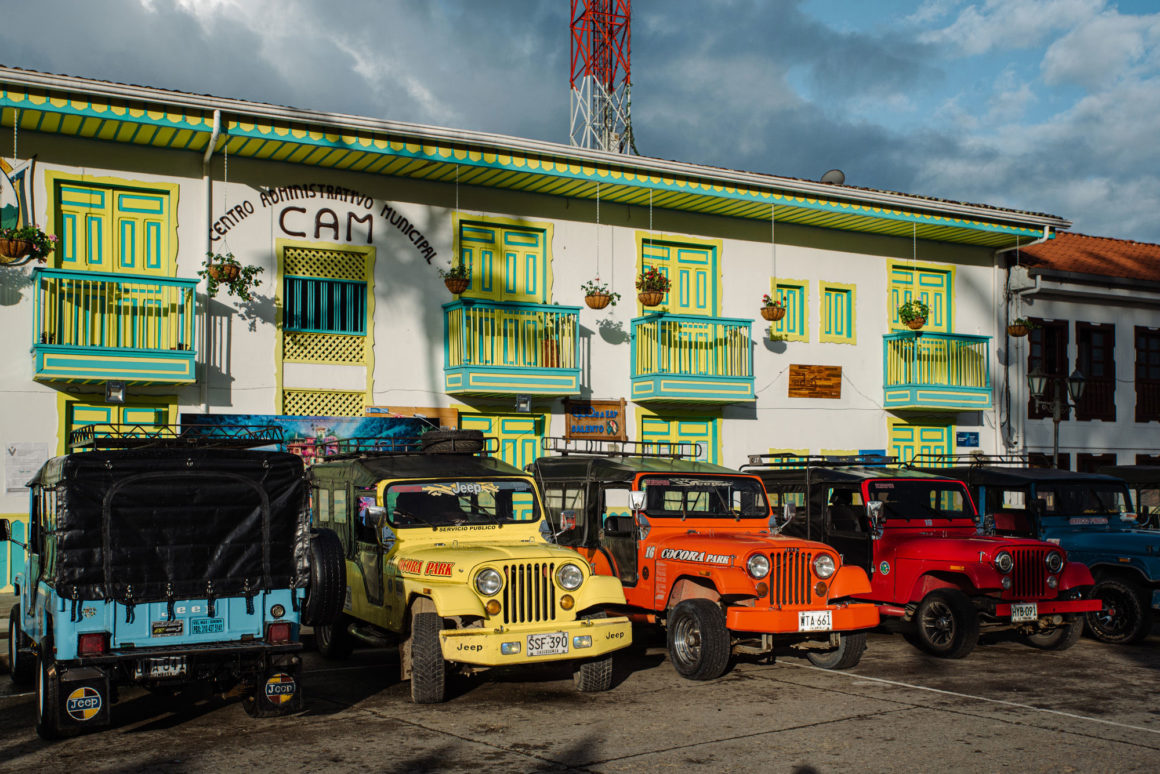 les jeep sur la place de Salento en colombie